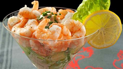 Illustrazione di un menu vintage con cocktail di gamberi