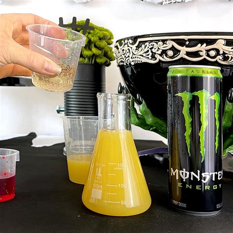 bicchiere con mocktail a base di Monster Energy