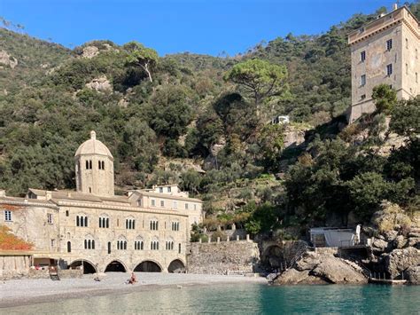 Vista panoramica di San Fruttuoso con l'abbazia