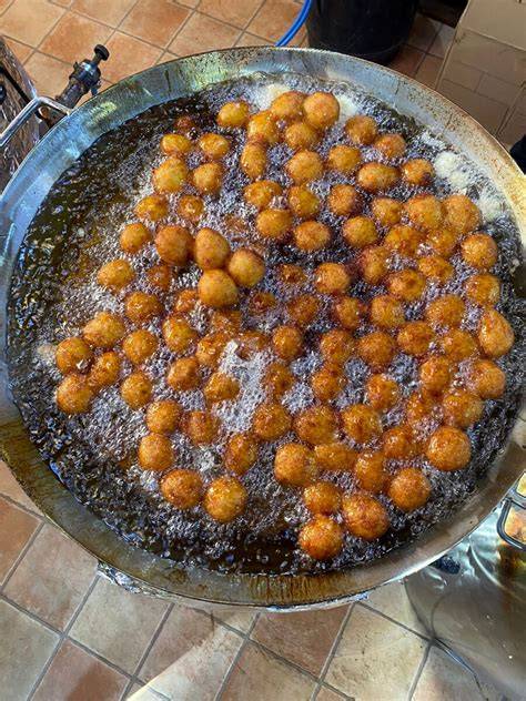 Frittura di frittelle di riso nell'olio