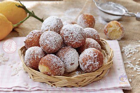 Frittelle di riso cosparse di zucchero a velo