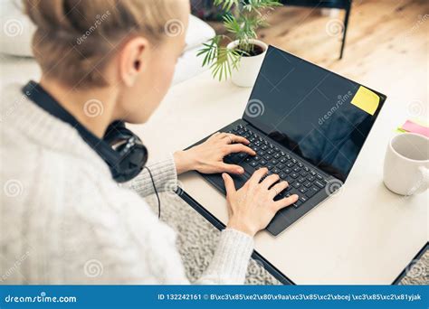 Persona che lavora da casa con un bicchiere di vino