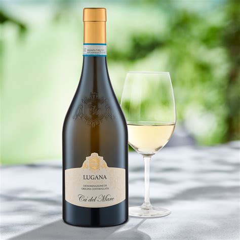 Bottiglia di vino Lugana DOC con un bicchiere