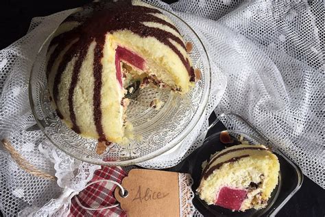 Un zuccotto al limoncello e frutti rossi servito su un piatto da portata