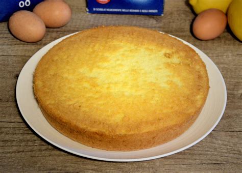 Un Pan di Spagna appena sfornato, pronto per essere tagliato