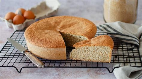 Fette di Pan di Spagna che rivestono l'interno di una boule