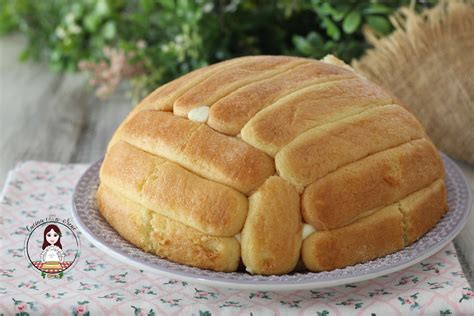 Savoiardi disposti in una boule per creare il guscio di uno zuccotto