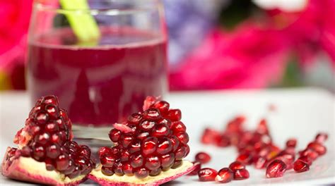 Melograno fresco con chicchi rossi