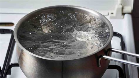 Pentola con sciroppo di zucchero e acqua che bolle