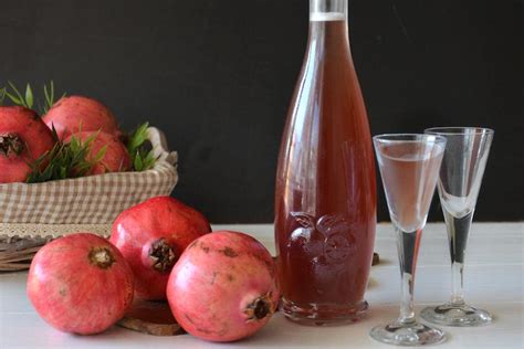 Bottiglie di liquore al melograno riempite e tappate