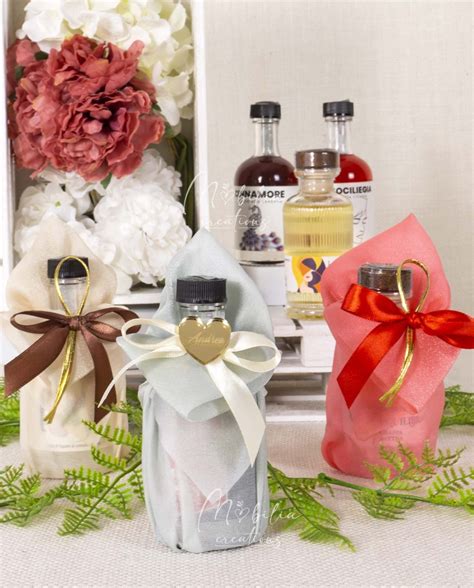 Confezione regalo con bottiglia di liquore al melograno e un melograno intero