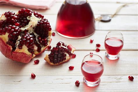 Bicchiere da cocktail con liquore al melograno e guarnizione di melograno