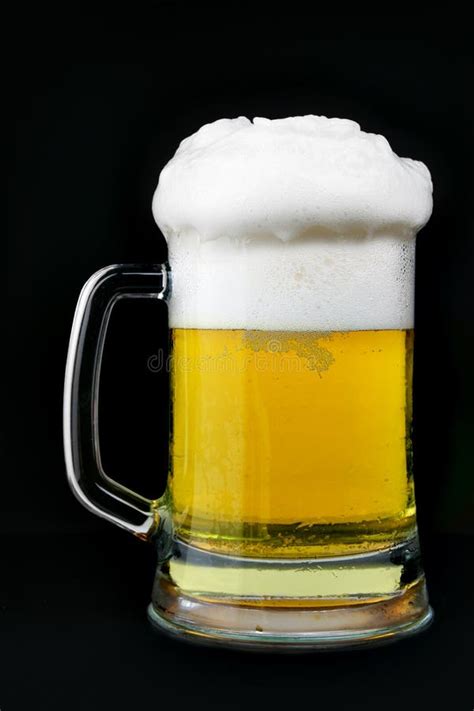 Bicchiere di birra Pilsner con schiuma densa