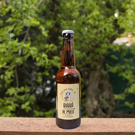 Bottiglia di birra artigianale con sedimento sul fondo