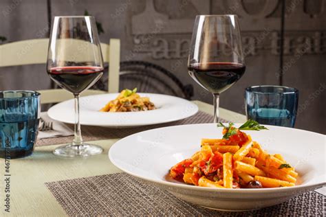 Tavolo apparecchiato con calici da vino e bottiglie