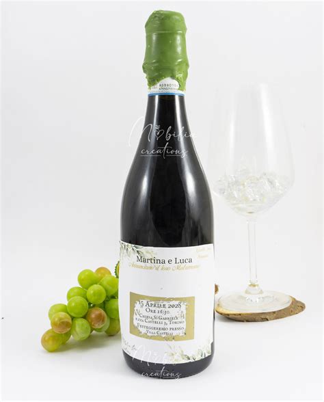 Bottiglia di vino bianco siciliano con etichetta raffigurante il Grillo