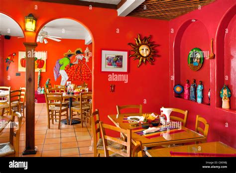 Interno di un ristorante messicano con decorazioni colorate