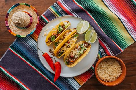 Un piatto colorato di tacos misti