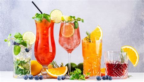 Ingredienti per un cocktail: bicchieri, bottiglie di alcolici, frutta, ghiaccio