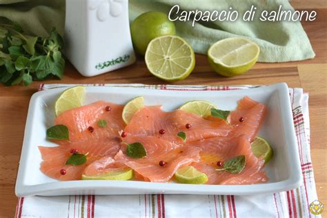 Ingredienti freschi per il condimento: salmone, menta e lime