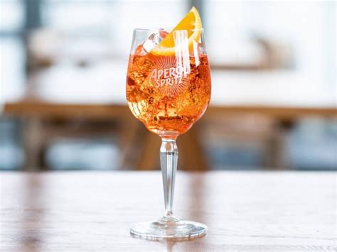 Calice di Spritz pieno di ghiaccio