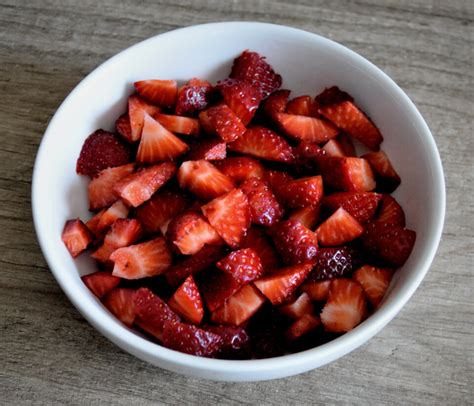 Fragole fresche tagliate a pezzi per la bagna