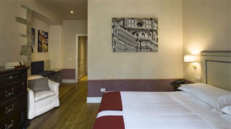 Interno di una suite all'Antica Torre Tornabuoni con affreschi