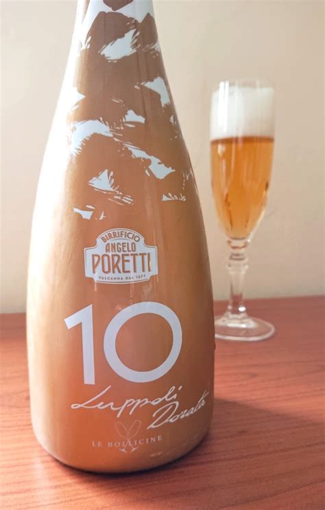 Immagine della bottiglia di Angelo Poretti 10 Luppoli con la sua confezione speciale