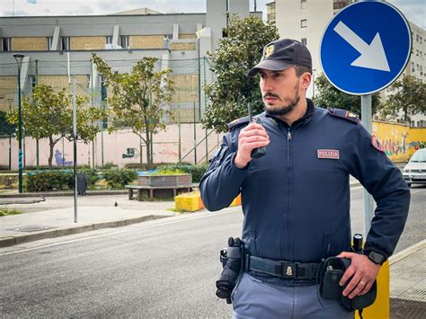 Agente di polizia che esegue un test dell'etilometro su un automobilista