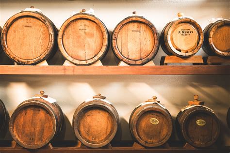 Acetaia tradizionale con botti per l'invecchiamento dell'aceto balsamico
