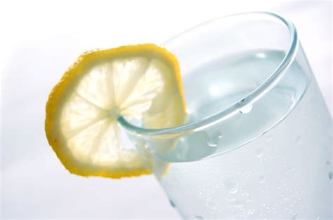 Bicchiere d'acqua con una fetta di limone
