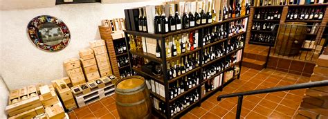 Vetrina di una selezione di vini nel wine shop della cantina Antinori