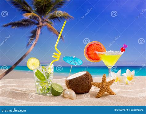 Cocktail tropicale colorato su una spiaggia caraibica