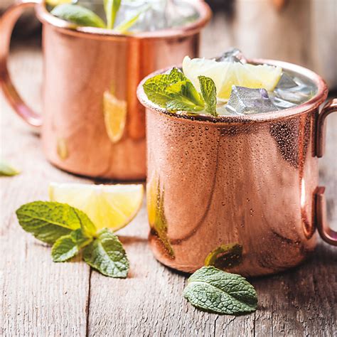 Moscow Mule servito nella tazza di rame con lime e menta