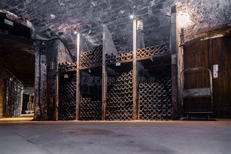 Bottiglie di vino bianco che invecchiano in cantina