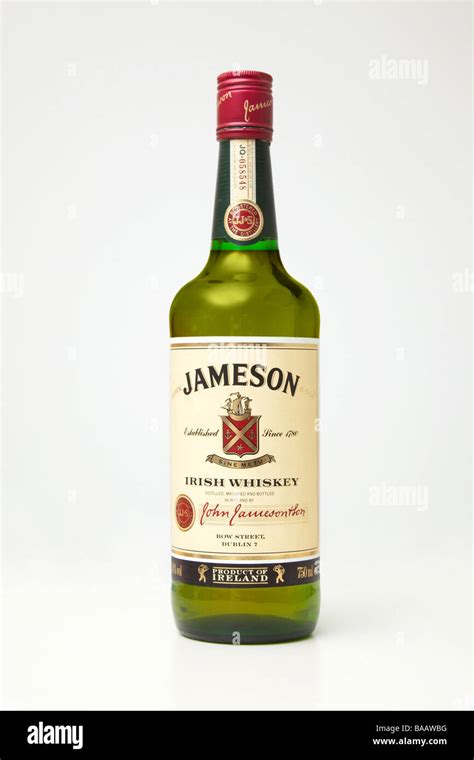 Una bottiglia di Jameson Irish Whiskey con un bicchiere accanto