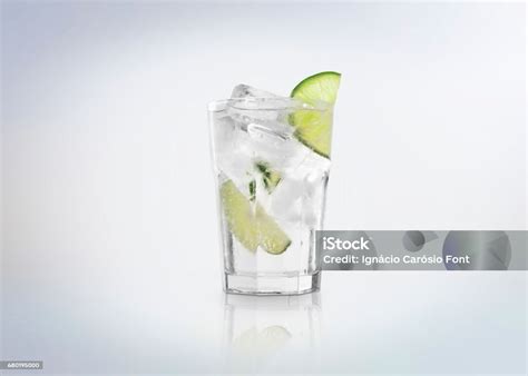 Un bicchiere di Jameson con ghiaccio e una fetta di lime