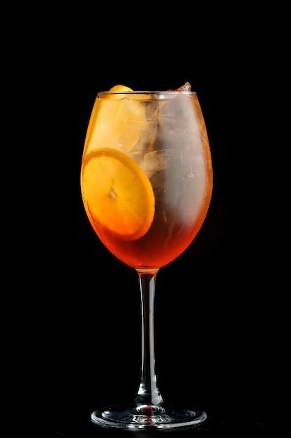 Coppa con Spritz Aperol, guarnita con fetta d'arancia