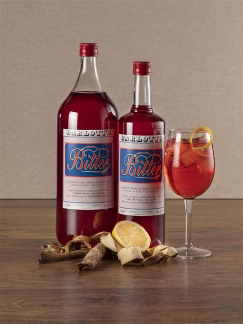 Vario assortimento di bitter e liquori utilizzati per lo Spritz