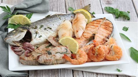 Piatto di pesce alla griglia con insalata