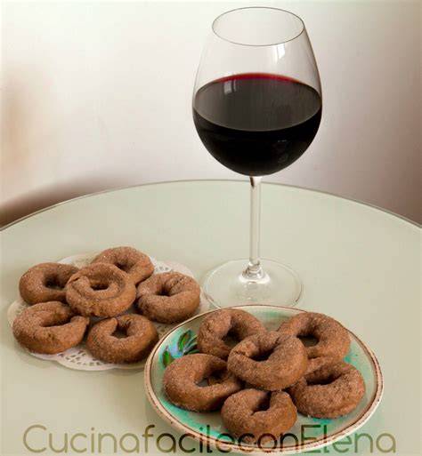 Ingredienti per le ciambelline al vino rosso disposti su un piano di lavoro