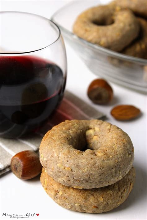 Ciambelline al vino rosso con mandorle e nocciole tritate
