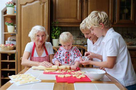 Una nonna che prepara dolci con i nipoti