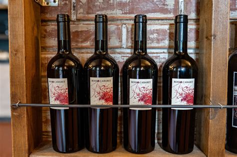 Vasta selezione di vini in enoteca
