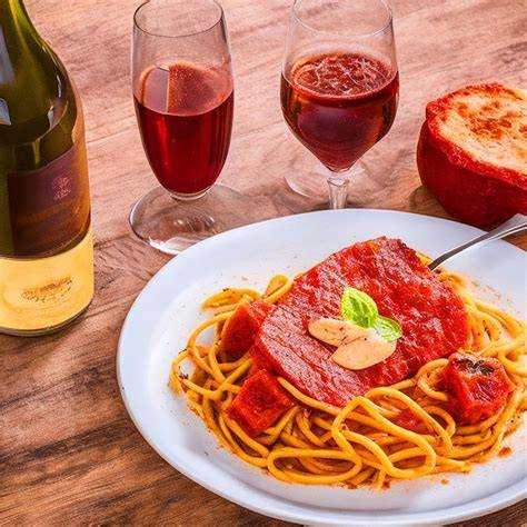Piatto di arrosti misti con bicchiere di vino rosso