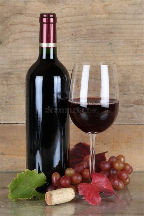 Bicchiere di vino rosso e tavoletta di cioccolato