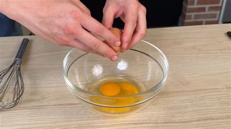 una ciotola con uova, birra e spezie, pronta per essere cotta