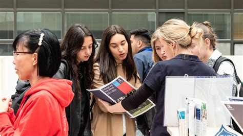 Studenti che consultano materiale informativo universitario