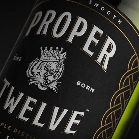 Bottiglia di Proper No. Twelve con etichetta distintiva