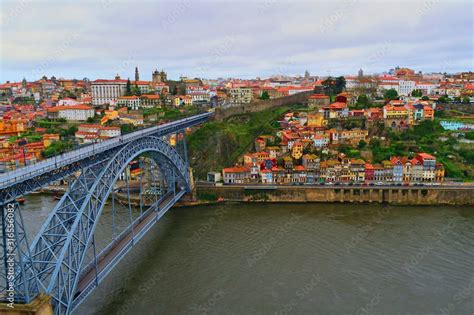 Vista panoramica del fiume Douro con i suoi ponti
